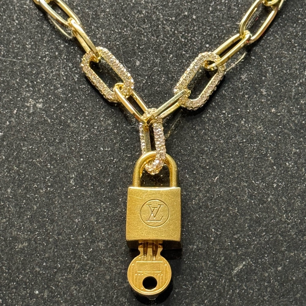 NWT LOUIS VUITTON LOCK #210 WITH IN BRANDED RHINESTONE EMBELLISHED CHAIN